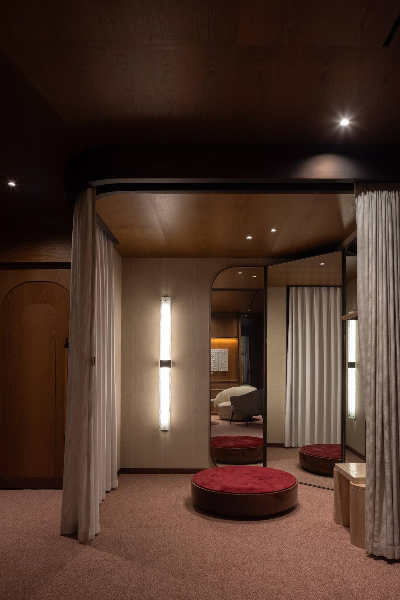 Lotte Avenuel Emerald Lounge — interior, 13 of 30